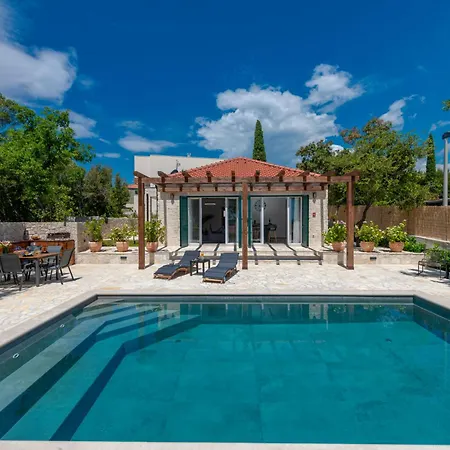 Lazo Villa