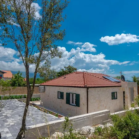 Lazo Villa